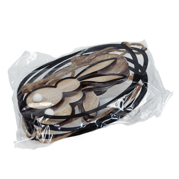 Verpackung mit Hasenanhängern aus Holz mit Kordel zur Osterdekoration
