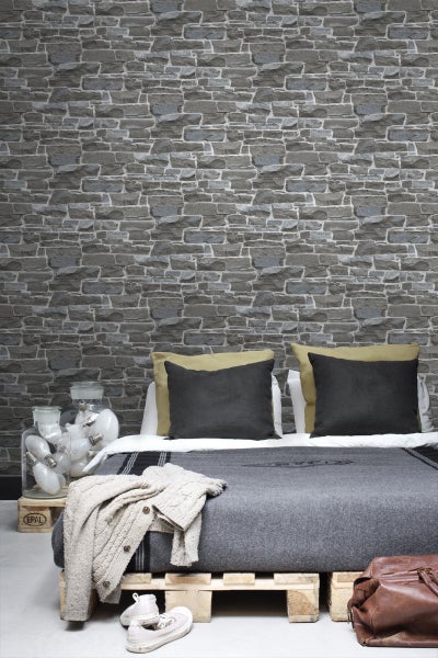 Wohnraumszene mit grauer Steinmauer Tapete im Schlafzimmer