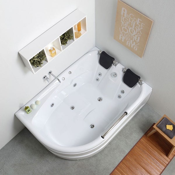 Eckbadewanne mit Massagedüsen, Kopfstützen und Ablage im Badezimmer