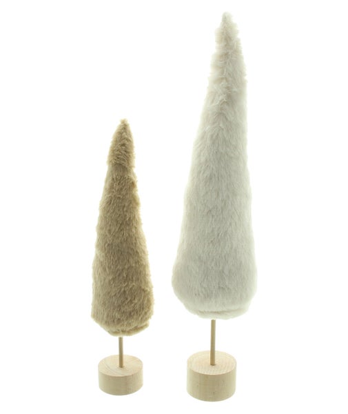 Zwei dekorative Weihnachtsbäume aus Kunstfell mit Holzfuß als Tischdekoration.