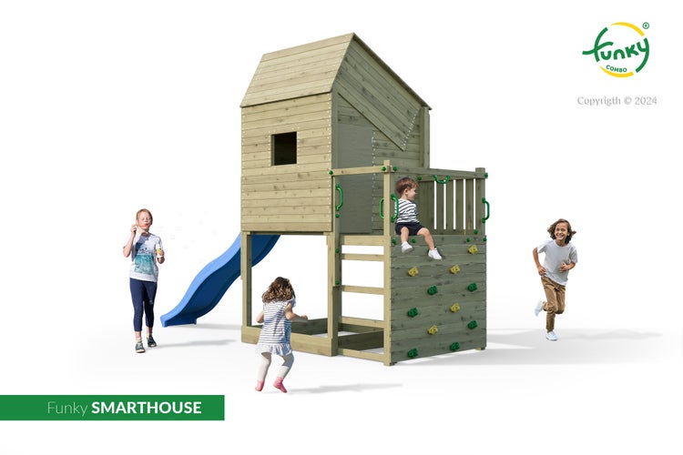 Funky Combo Spielhaus Smarthouse aus Holz mit Rutsche, Kletterwand und Leiter. Kinder spielen am Spielturm. Funky Combo Logo.