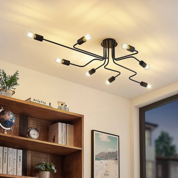 Schwarze Deckenleuchte mit acht Leuchtenarmen im Wohnzimmer