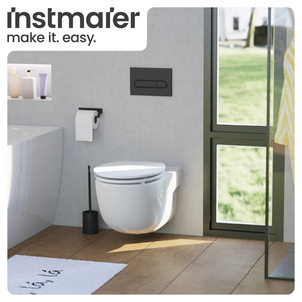 Modernes Badezimmer mit wandhängendem WC, Toilettenbürste und Holzfußboden