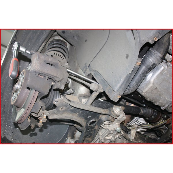 Detailaufnahme eines Autos, das mit einem Schraubenschlüssel repariert wird