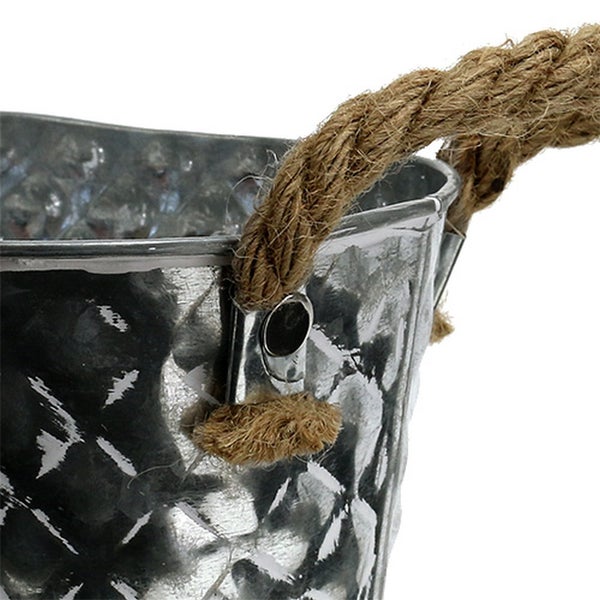 Detailansicht eines Metalleimers mit Seilgriff