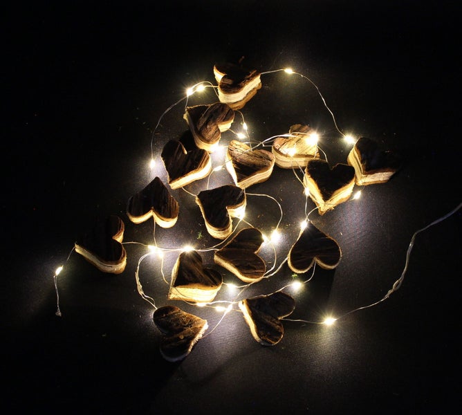 FRANK FLECHTWAREN | LED-Lichterkette Holzherzchen, PINIE, KUNSTSTOFF, 15 x Herz Ø 5 cm, Lichterkette 300cm