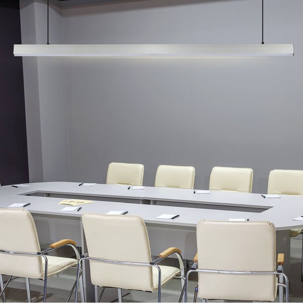 Besprechungsraum mit Beleuchtung und Tisch mit Stühlen