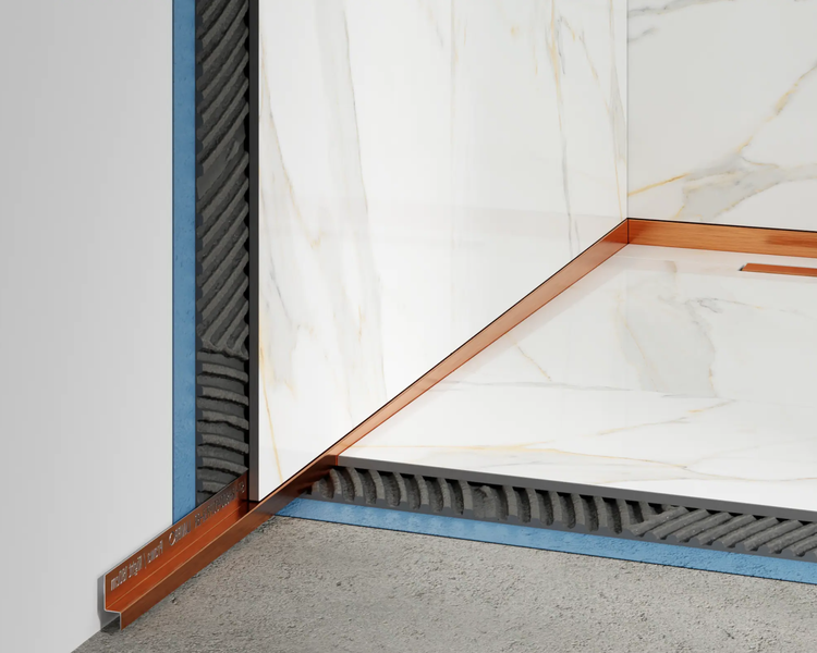 Installationsansicht eines Duschprofils aus Metall in einer Badezimmerecke mit Marmorfliesen, Abdichtungsschicht und Fliesenkleber.