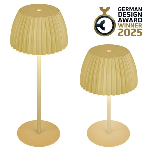Dekorative Tischleuchte auf einem Holztisch in einem Wohnzimmer