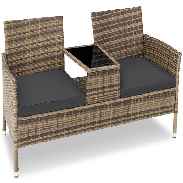 Gartenbank aus Polyrattan für zwei Personen mit integriertem Tisch inklusive Glasplatte und dunklen Sitzkissen.