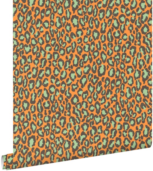 Vliestapete mit Leopardenmuster in Orange, Mintgrün und Braun.