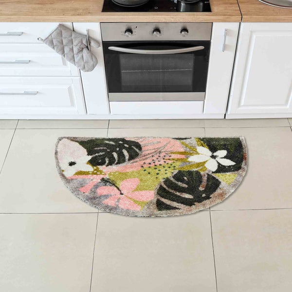 Halbrund Teppich mit Blumenmuster vor Küchenzeile