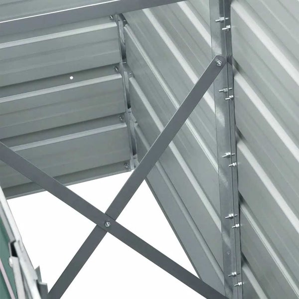 Detailansicht der Innenkonstruktion eines Metallgerätehauses mit stabilisierenden Diagonalstreben und Profilblechen.