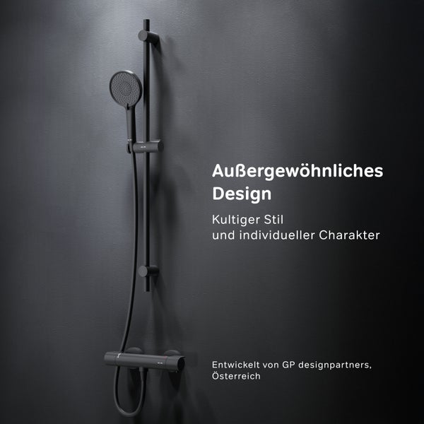 Duschsystem mit Thermostatarmatur und Brausestange in modernem Design montiert an einer Wand.