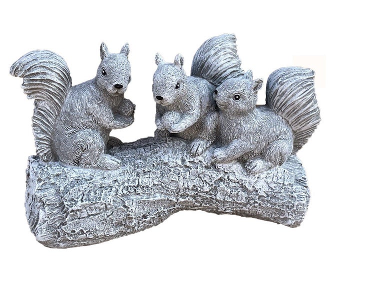 Gartenfigur Eichhörnchen Gruppe auf Baumstamm aus Kunststein als Dekoration für den Garten