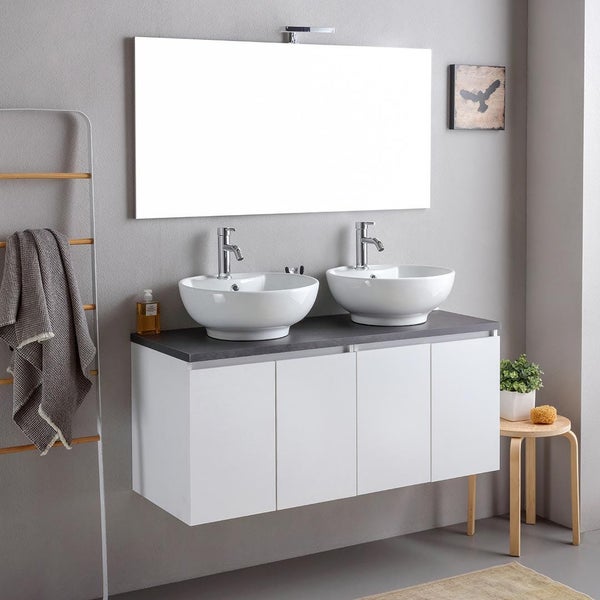 Badezimmer-Set bestehend aus weißem Unterschrank, zwei runden Aufsatzwaschbecken aus Keramik, verchromten Armaturen und einem großen Wandspiegel.
