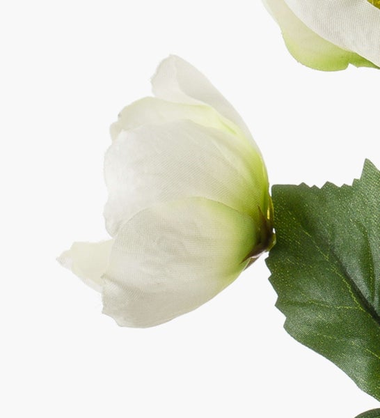 Künstliche weiße Blüte mit grünem Blatt aus Textil.