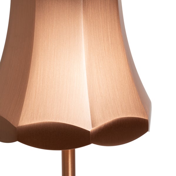 Detailansicht eines kupferfarbenen Lampenschirms aus gebürstetem Metall mit facettierter Oberfläche und gewelltem Abschluss.