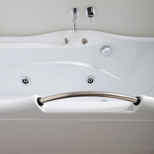 Detailansicht einer Badewanne mit Armatur, Brausekopf, Düsen und Haltegriff