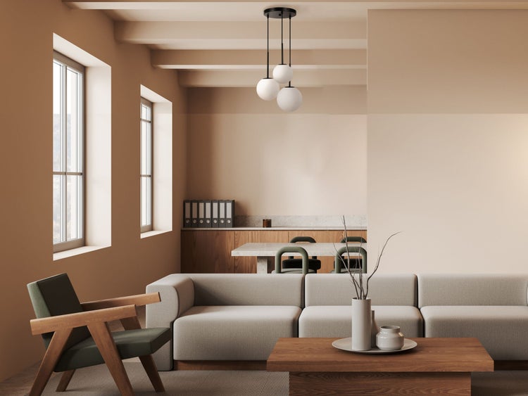 Wohnzimmer mit Sofa, Sessel, Tisch und Beleuchtung