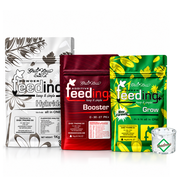 Drei Packungen Pflanzendünger von Greenhouse Feeding in unterschiedlichen Ausführungen inklusive eines kleinen Glasgefäßes mit Firmenlogo.