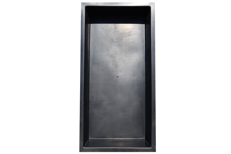 Rechteckiges Teichbecken aus schwarzem Kunststoff für den Garten.