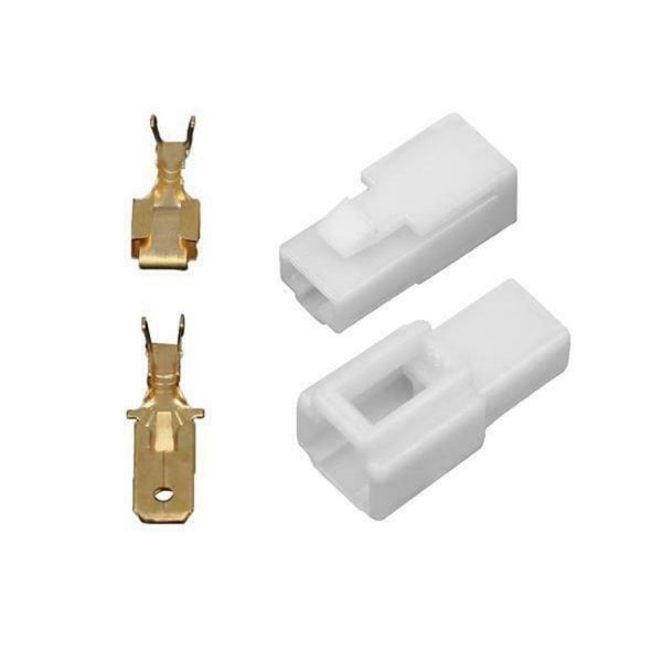 Set mit zwei elektrischen Steckverbindern und Metallkontakten für Kabelverbindungen