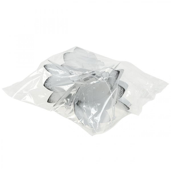 Dekorative Schmetterlinge aus Metall in einer Verpackung.