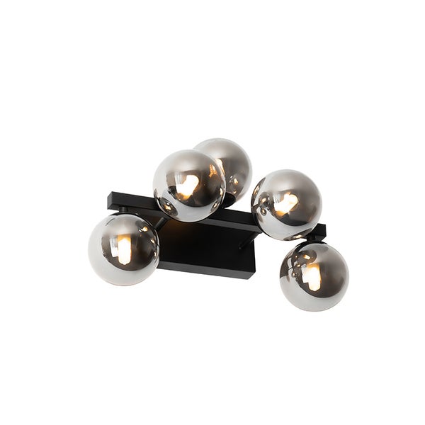 Wandleuchte mit fünf grauen Kugellampenschirmen an schwarzer Halterung