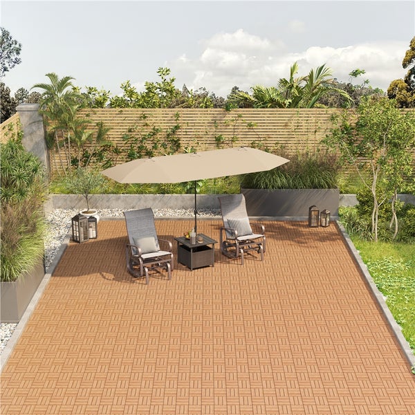 Terrasse mit Holzfliesen, Gartenmöbeln und Sonnenschirm