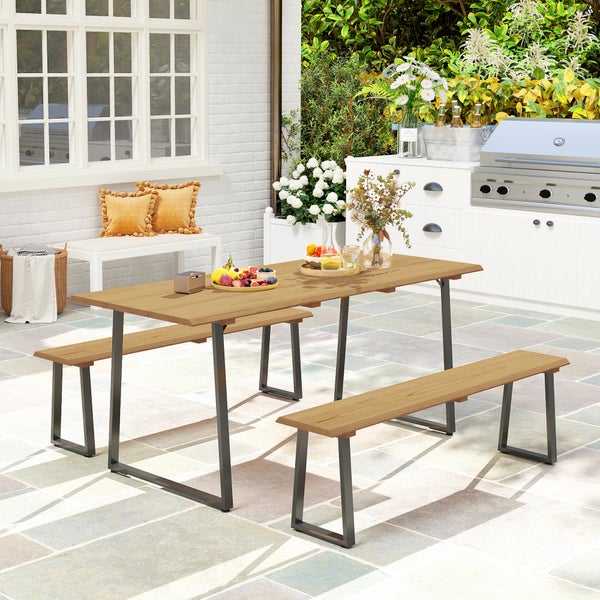 Gartenszene mit Holztisch und Bänken auf einer Terrasse mit Steinfliesen, ideal für Mahlzeiten im Freien