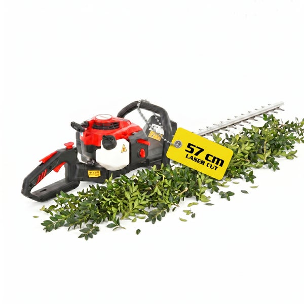 Rot-schwarze Benzin-Heckenschere mit lasergeschnittenem Messer und 57 Zentimeter Schnittlänge, abgebildet mit grünen Zweigen.
