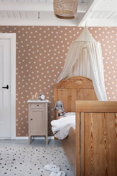 Kinderzimmer mit Bett, Nachttisch und gepunkteter Tapete