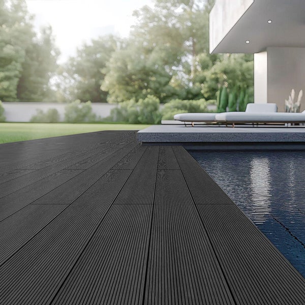 Terrassendiele aus Holz-Kunststoff-Verbundwerkstoff, Anthrazit, Hohlkammerprofil, beidseitig verwendbar mit feinen und groben Rillen.