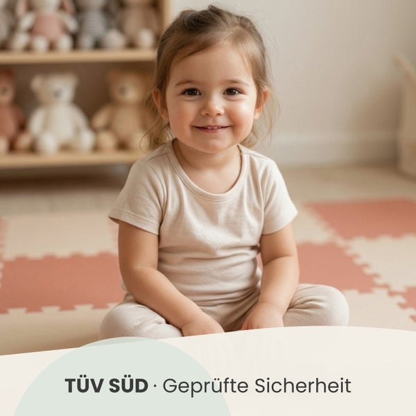Kind sitzt auf weichen Puzzlematten mit TÜV SÜD Geprüfte Sicherheit Zertifikat.