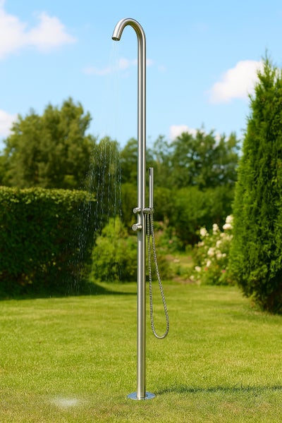 Moderne Gartendusche aus Edelstahl mit integrierter Handbrause und zwei Reglern auf einem hellen Rasen im Garten.