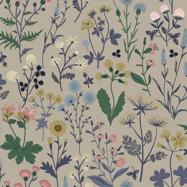 Tapete mit detailliertem botanischem Muster aus verschiedenen Wildblumen und Wiesenkräutern.