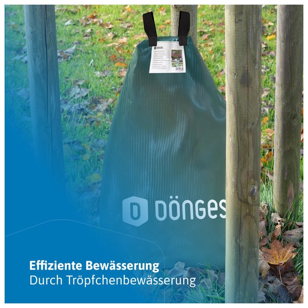 Dönges Baumbewässerungsbeutel für effiziente Tröpfchenbewässerung an einem Baum zwischen Holzpfählen.