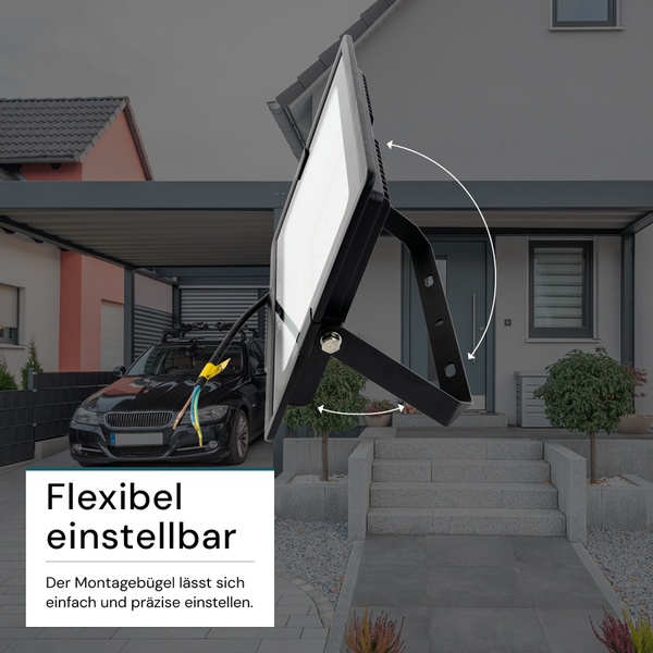 Flexibel einstellbarer LED-Strahler mit Montagebügel vor Wohnhaus
