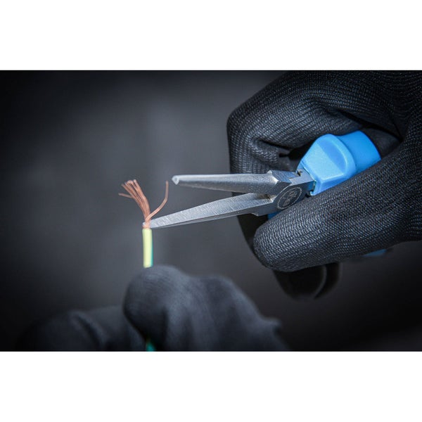 Eine Hand mit Arbeitshandschuh schneidet mit einer Spitzzange ein Kabel ab.