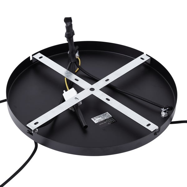 Unteransicht einer Deckenleuchte mit Metallbefestigung