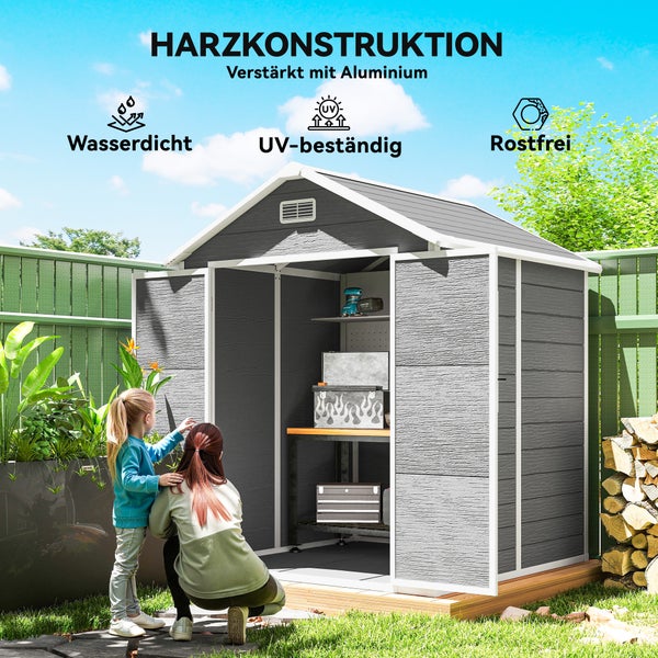 Graues Gartenhaus aus Kunststoff mit geöffneten Türen und Bodenplatte. Innenraum mit Regalen, Leiter und Schlauchwagen organisiert.