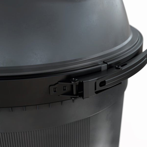 Detailansicht des schwarzen Verriegelungssystems am Deckel einer robusten Mülltonne aus Kunststoff.