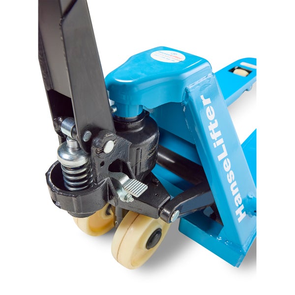 Detailansicht der Hydraulikpumpe und Lenkrollen eines Hubwagens, HanseLifter Logo.