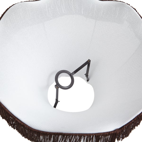 Innenansicht eines weißen Textillampenschirms mit Metallfassung und braunem Fransenrand.