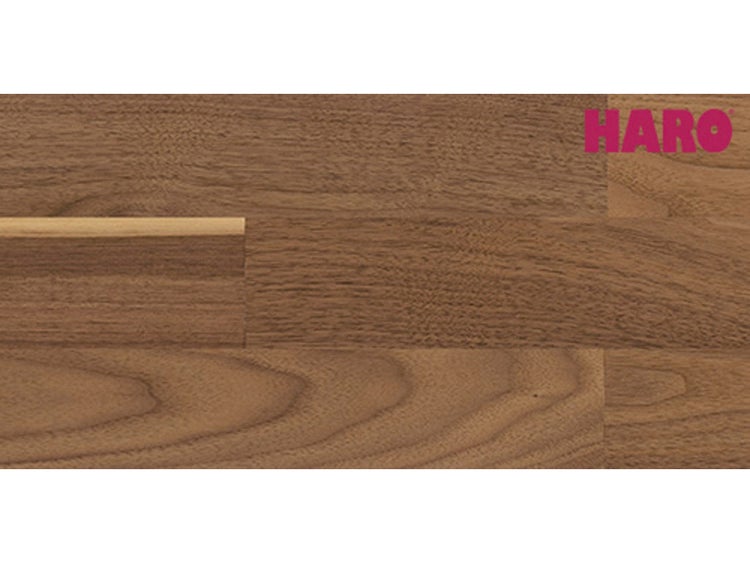 Parkett im Schiffsboden-Design mit HARO Logo.