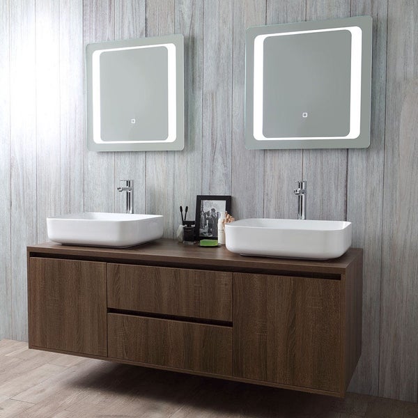 Modernes Badezimmer-Ensemble mit Doppelwaschbecken, Holzunterschrank und zwei beleuchteten Spiegeln