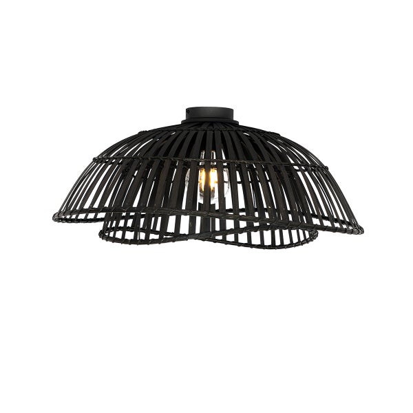 Schwarze Deckenleuchte aus Rattan mit Glühbirne.