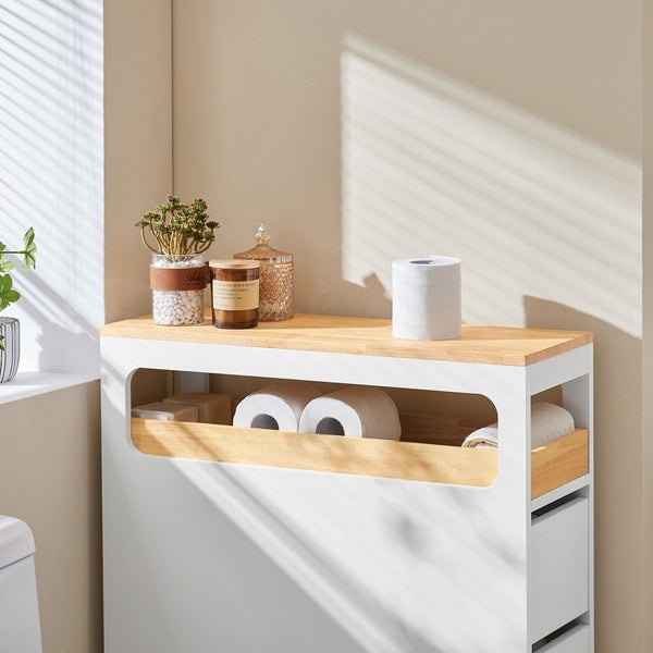 Badezimmer Szene mit einem weißen Badezimmerschrank mit Holzplatte, darauf Dekoration und Toilettenpapier