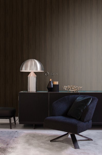 Innenraum mit dunkler Holzvertäfelung, Sessel und Lampe